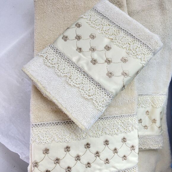 Vintage Saturday Knight Blue & Cream Floral Crochet-Trim Towel Sets of 2 New - Picture 2 of 10